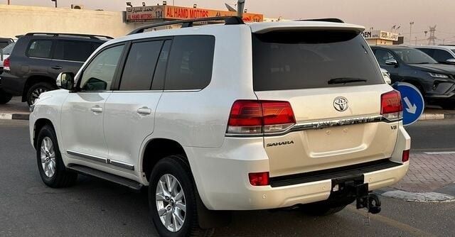 Подержанный Toyota Land Cruiser 200 Series Рестайлинг 2, 4.5 л, 2016 в Дубае от Alhamd Motors Белый цвет. Other | AUTO.AE