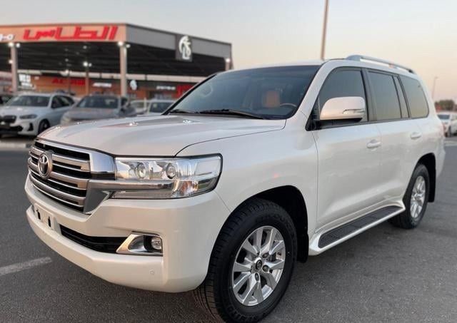 Подержанный Toyota Land Cruiser 200 Series Рестайлинг 2, 4.0 л, 2018 в Дубае от Alhamd Motors Белый цвет. GCC | AUTO.AE