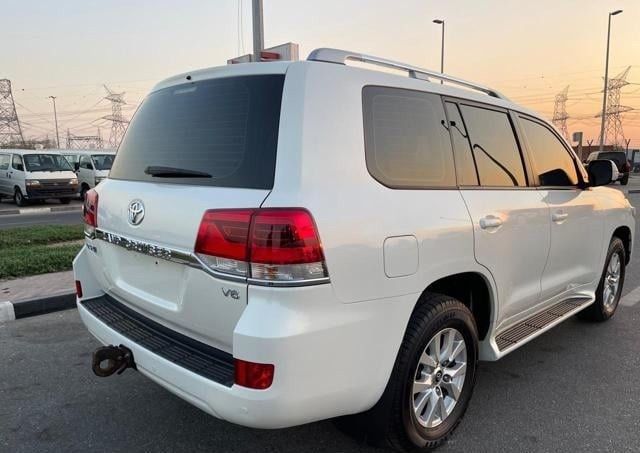 Подержанный Toyota Land Cruiser 200 Series Рестайлинг 2, 4.0 л, 2018 в Дубае от Alhamd Motors Белый цвет. GCC | AUTO.AE