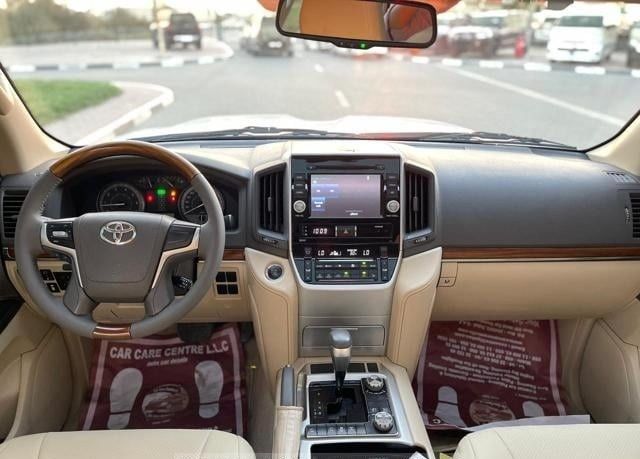 Подержанный Toyota Land Cruiser 200 Series Рестайлинг 2, 4.0 л, 2018 в Дубае от Alhamd Motors Белый цвет. GCC | AUTO.AE