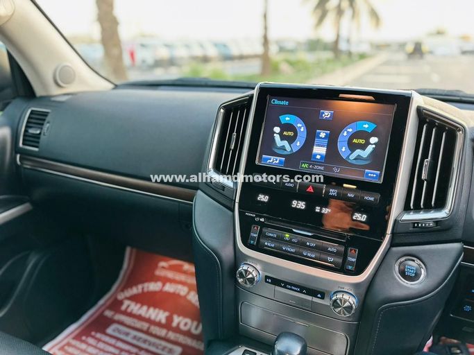 Подержанный Toyota Land Cruiser 200 Series Рестайлинг 2, 4.5 л, 2018 в Дубае от Alhamd Motors Серый цвет. Other | AUTO.AE