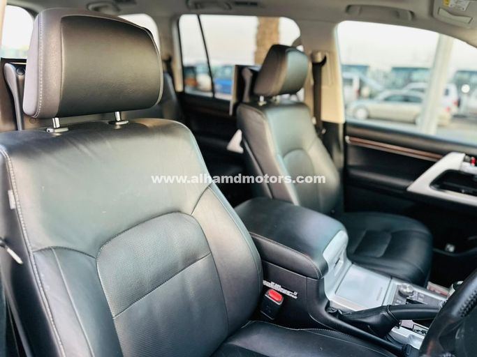 Подержанный Toyota Land Cruiser 200 Series Рестайлинг 2, 4.5 л, 2018 в Дубае от Alhamd Motors Серый цвет. Other | AUTO.AE