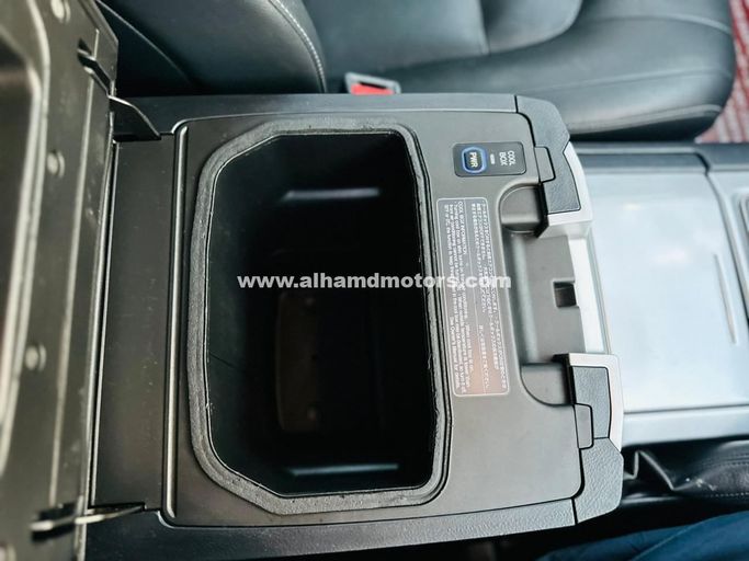 Подержанный Toyota Land Cruiser 200 Series Рестайлинг 2, 4.5 л, 2018 в Дубае от Alhamd Motors Серый цвет. Other | AUTO.AE