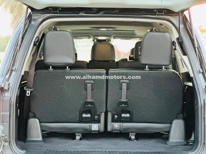 Подержанный Toyota Land Cruiser 200 Series Рестайлинг 2, 4.5 л, 2018 в Дубае от Alhamd Motors Серый цвет. Other | AUTO.AE
