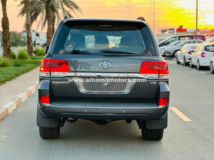 Подержанный Toyota Land Cruiser 200 Series Рестайлинг 2, 4.5 л, 2018 в Дубае от Alhamd Motors Серый цвет. Other | AUTO.AE