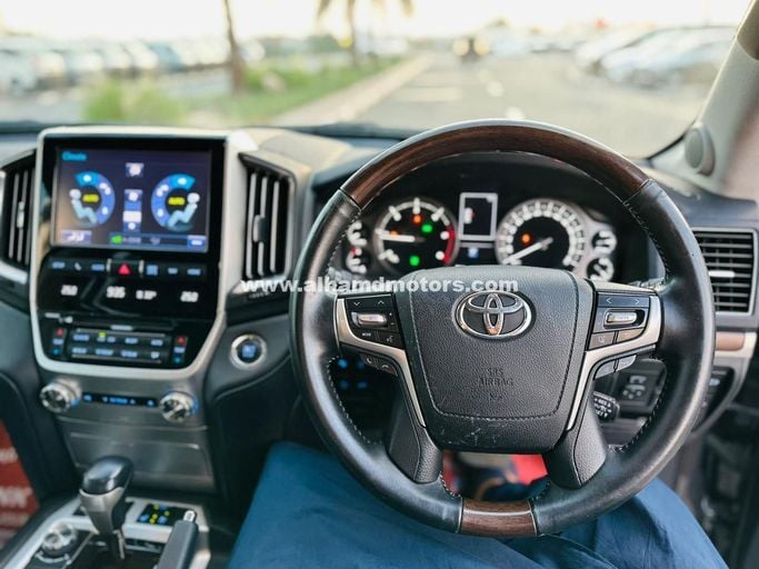 Подержанный Toyota Land Cruiser 200 Series Рестайлинг 2, 4.5 л, 2018 в Дубае от Alhamd Motors Серый цвет. Other | AUTO.AE