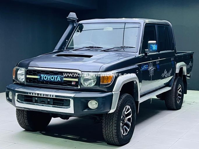Подержанный Toyota Land Cruiser 70 Series Рестайлинг 1, 4.5 л, 2016 в Дубае от Alhamd Motors Серый цвет. Other | AUTO.AE
