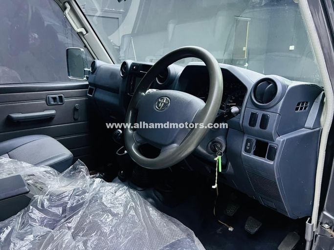 Подержанный Toyota Land Cruiser 70 Series Рестайлинг 1, 4.5 л, 2016 в Дубае от Alhamd Motors Серый цвет. Other | AUTO.AE