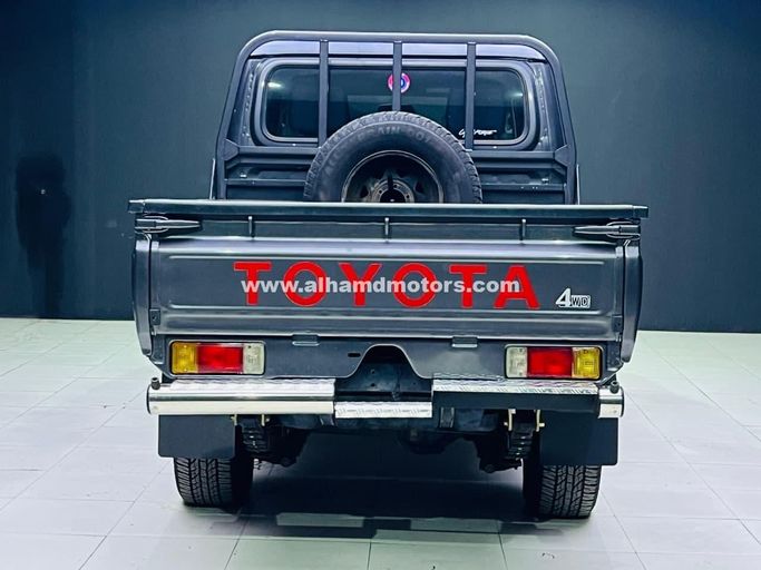 Подержанный Toyota Land Cruiser 70 Series Рестайлинг 1, 4.5 л, 2016 в Дубае от Alhamd Motors Серый цвет. Other | AUTO.AE