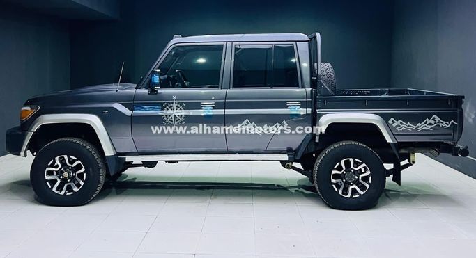 Подержанный Toyota Land Cruiser 70 Series Рестайлинг 1, 4.5 л, 2016 в Дубае от Alhamd Motors Серый цвет. Other | AUTO.AE
