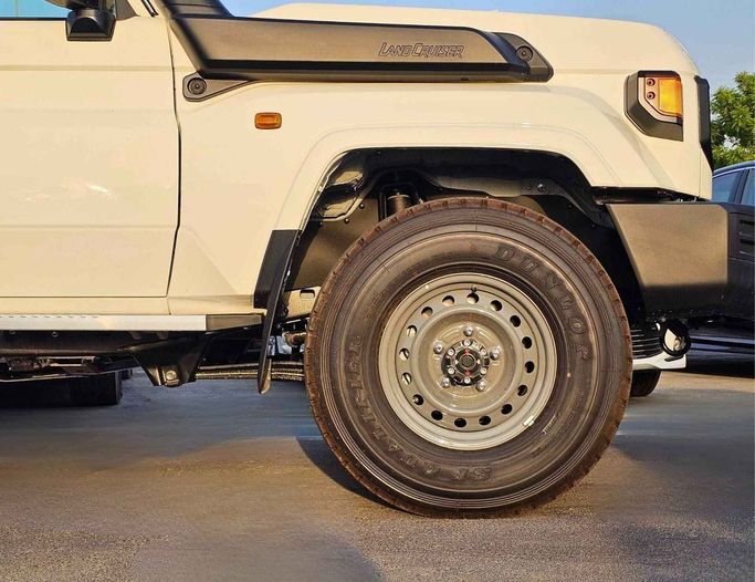 Новый Toyota Land Cruiser 70 Series Рестайлинг 2, 2.8 л, 2025 в Дубае от SK Motors Коричневый цвет. GCC | AUTO.AE