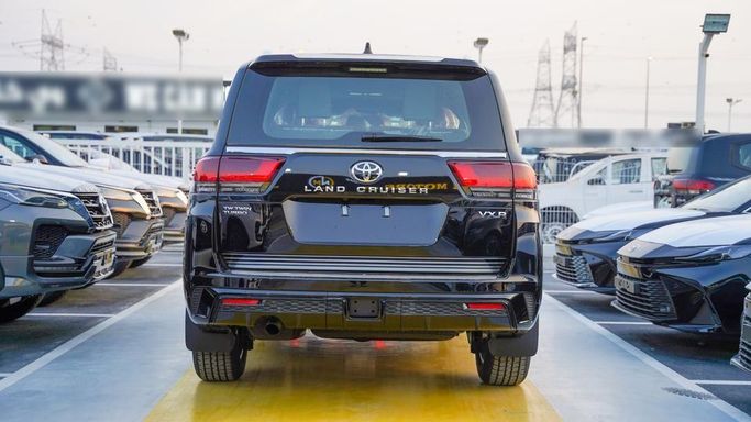 Новый Toyota Land Cruiser 300 Series, 3.4 л, 2025 в Дубае от Najem Motors Черный цвет. GCC | AUTO.AE