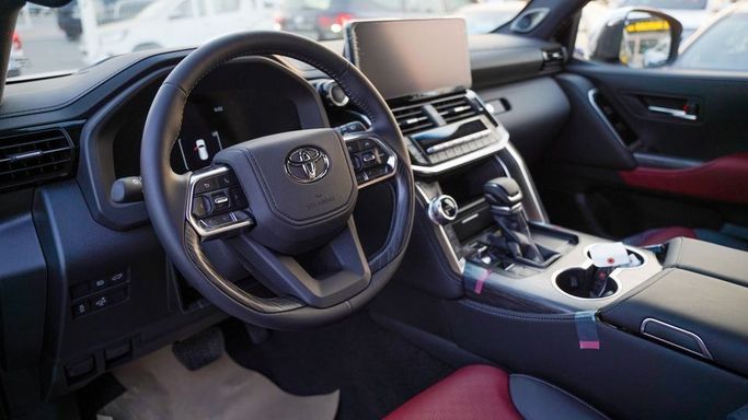 Новый Toyota Land Cruiser 300 Series, 3.4 л, 2025 в Дубае от Najem Motors Черный цвет. GCC | AUTO.AE