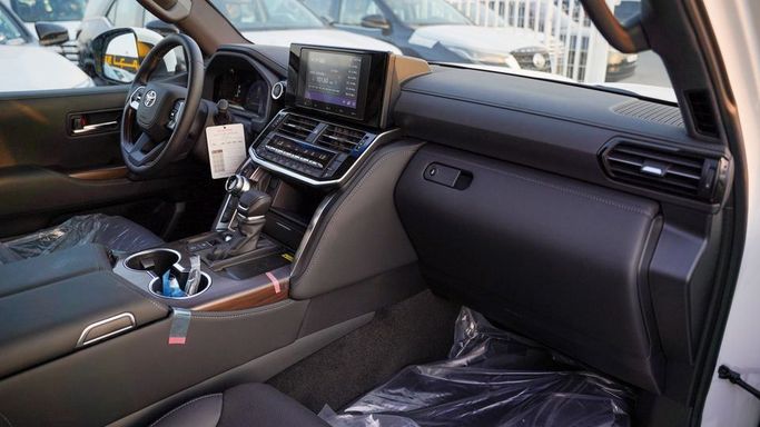 Новый Toyota Land Cruiser 300 Series, 3.4 л, 2025 в Дубае от Najem Motors Белый цвет. GCC | AUTO.AE