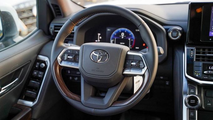 Новый Toyota Land Cruiser 300 Series, 3.4 л, 2025 в Дубае от Najem Motors Белый цвет. GCC | AUTO.AE