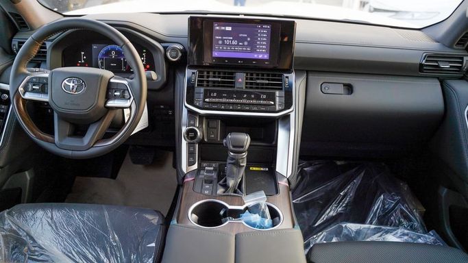 Новый Toyota Land Cruiser 300 Series, 3.4 л, 2025 в Дубае от Najem Motors Белый цвет. GCC | AUTO.AE