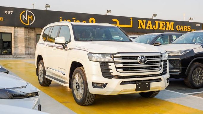 Новый Toyota Land Cruiser 300 Series, 3.4 л, 2025 в Дубае от Najem Motors Белый цвет. GCC | AUTO.AE