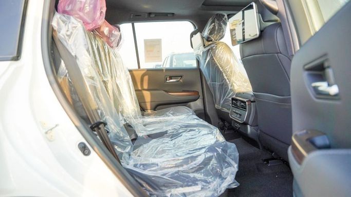 Новый Toyota Land Cruiser 300 Series, 3.4 л, 2025 в Дубае от Najem Motors Белый цвет. GCC | AUTO.AE