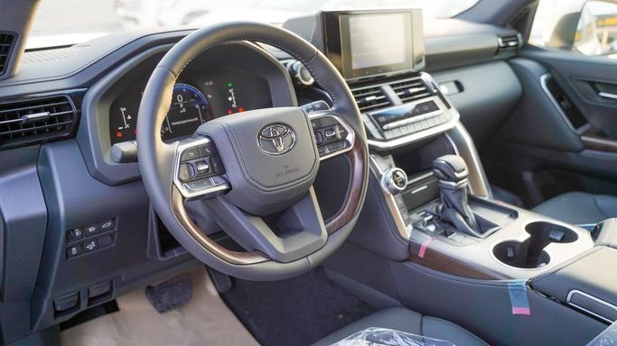 Новый Toyota Land Cruiser 300 Series, 3.4 л, 2025 в Дубае от Najem Motors Белый цвет. GCC | AUTO.AE