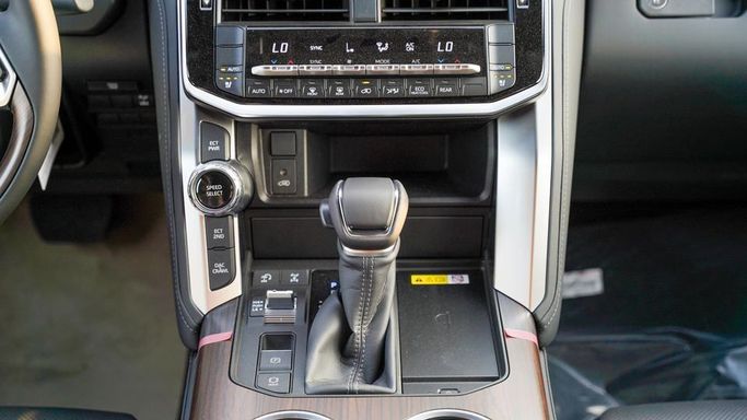 Новый Toyota Land Cruiser 300 Series, 3.4 л, 2025 в Дубае от Najem Motors Белый цвет. GCC | AUTO.AE