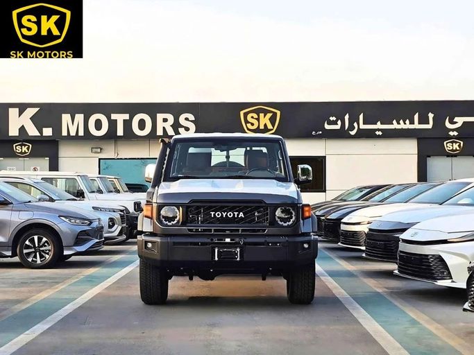 Новый Toyota Land Cruiser 70 Series Рестайлинг 2, 2.8 л, 2025 в Дубае от SK Motors Серый цвет. GCC | AUTO.AE