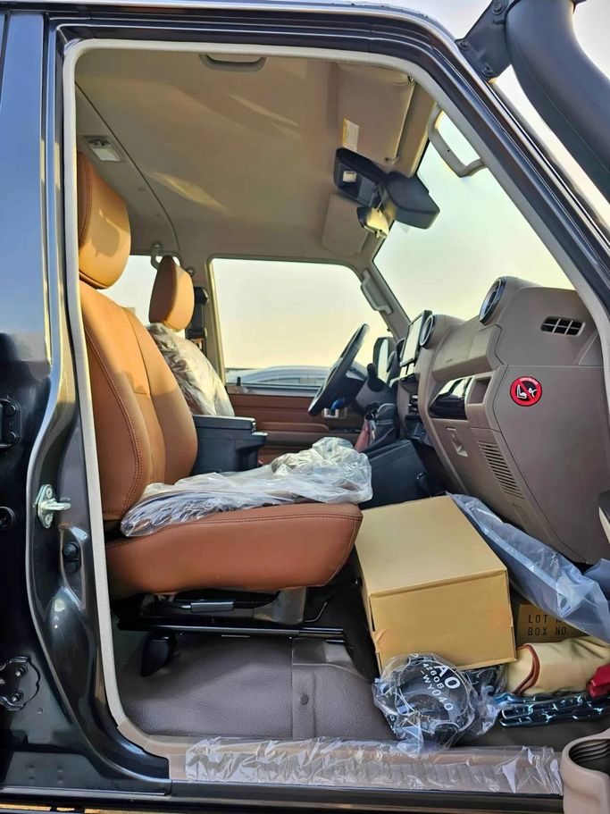 Новый Toyota Land Cruiser 70 Series Рестайлинг 2, 2.8 л, 2025 в Дубае от SK Motors Серый цвет. GCC | AUTO.AE