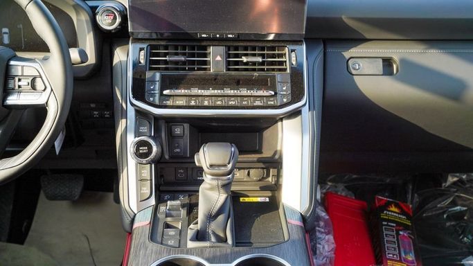 Новый Toyota Land Cruiser 300 Series, 3.4 л, 2025 в Дубае от Najem Motors Черный цвет. GCC | AUTO.AE