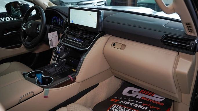 Новый Toyota Land Cruiser 300 Series, 3.4 л, 2025 в Дубае от Najem Motors Черный цвет. GCC | AUTO.AE
