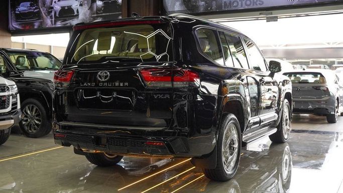 Новый Toyota Land Cruiser 300 Series, 3.4 л, 2025 в Дубае от Najem Motors Черный цвет. GCC | AUTO.AE