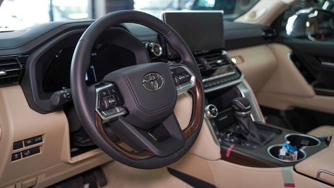 Новый Toyota Land Cruiser 300 Series, 3.4 л, 2025 в Дубае от Najem Motors Черный цвет. GCC | AUTO.AE