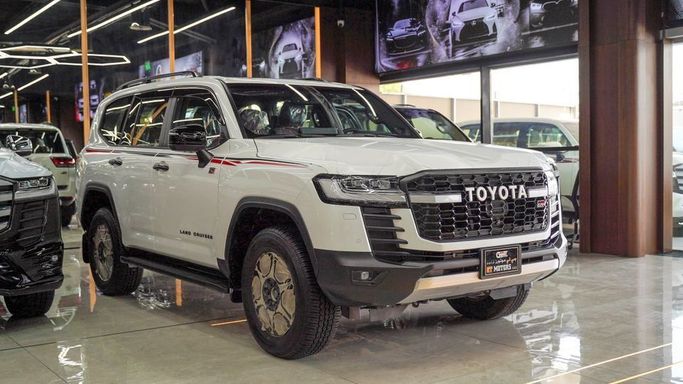 Новый Toyota Land Cruiser 300 Series, 3.4 л, 2024 в Дубае от Najem Motors Белый цвет. GCC | AUTO.AE