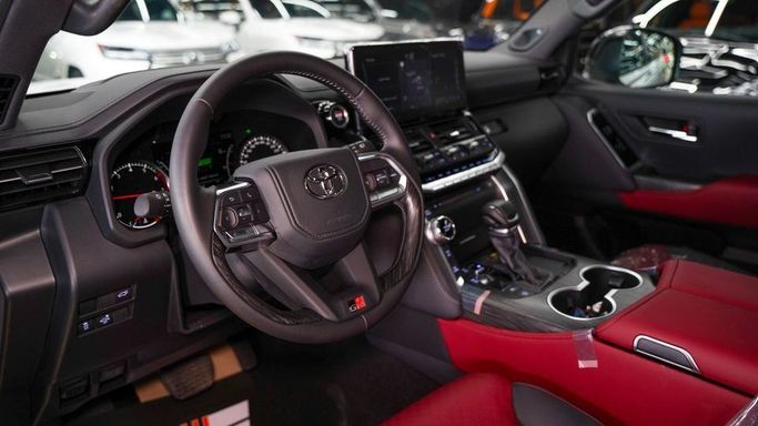 Новый Toyota Land Cruiser 300 Series, 3.4 л, 2024 в Дубае от Najem Motors Белый цвет. GCC | AUTO.AE