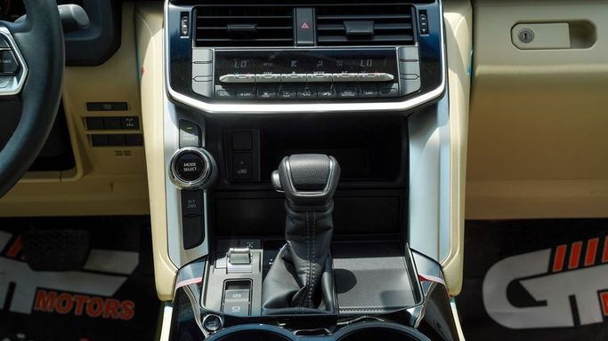 Новый Toyota Land Cruiser 300 Series, 3.4 л, 2025 в Дубае от Najem Motors Белый цвет. GCC | AUTO.AE