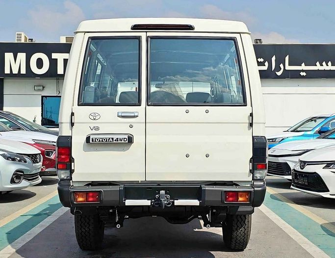 Новый Toyota Land Cruiser 70 Series Рестайлинг 2, 4.5 л, 2024 в Дубае от SK Motors Белый цвет. GCC | AUTO.AE