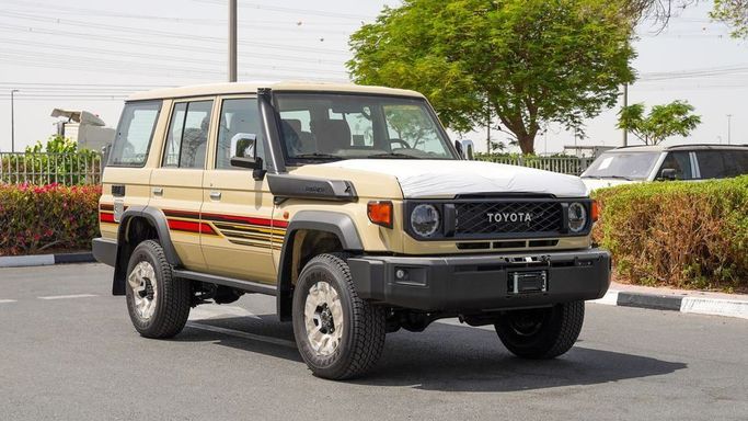 Новый Toyota Land Cruiser 70 Series Рестайлинг 2, 4.0 л, 2025 в Дубае от Najem Motors Бежевый цвет. GCC | AUTO.AE
