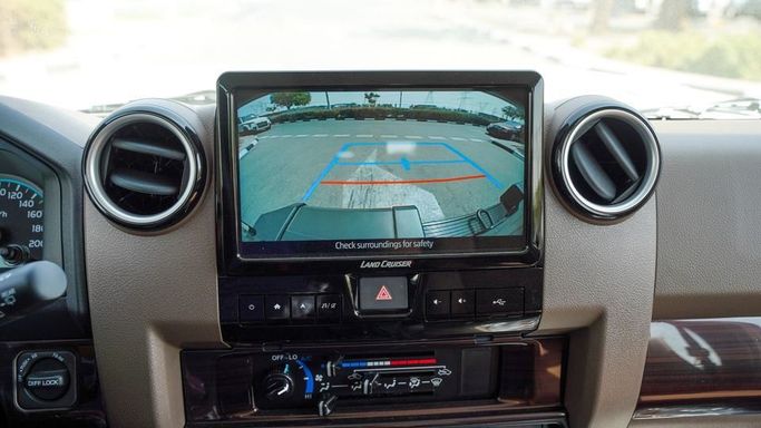 Новый Toyota Land Cruiser 70 Series Рестайлинг 2, 4.0 л, 2025 в Дубае от Najem Motors Бежевый цвет. GCC | AUTO.AE