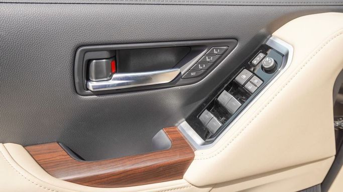 Новый Toyota Land Cruiser 300 Series, 4.0 л, 2025 в Дубае от Najem Motors Черный цвет. GCC | AUTO.AE