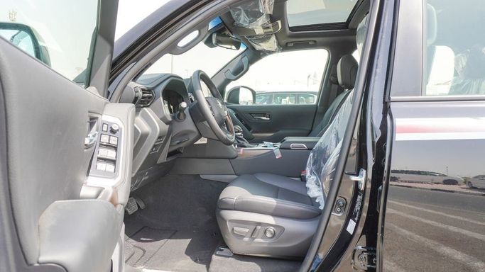 Новый Toyota Land Cruiser 300 Series, 4.0 л, 2025 в Дубае от Najem Motors Черный цвет. GCC | AUTO.AE