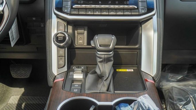 Новый Toyota Land Cruiser 300 Series, 4.0 л, 2025 в Дубае от Najem Motors Черный цвет. GCC | AUTO.AE