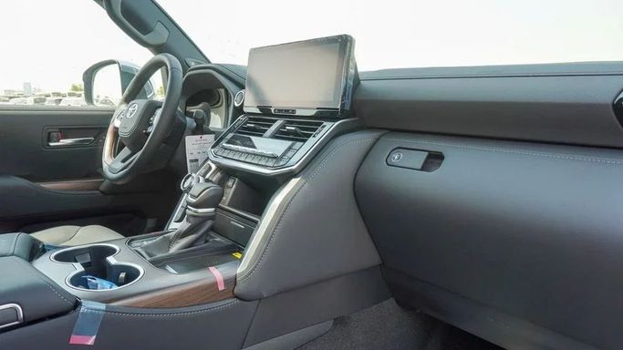 Новый Toyota Land Cruiser 300 Series, 3.4 л, 2025 в Дубае от Najem Motors Черный цвет. GCC | AUTO.AE