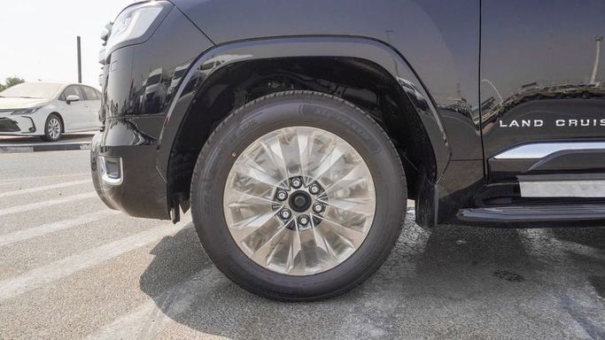 Новый Toyota Land Cruiser 300 Series, 3.4 л, 2025 в Дубае от Najem Motors Черный цвет. GCC | AUTO.AE