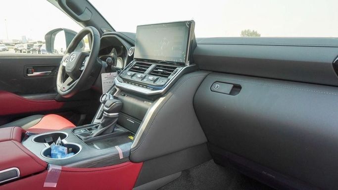 Новый Toyota Land Cruiser 300 Series, 4.0 л, 2024 в Дубае от Najem Motors Белый цвет. GCC | AUTO.AE