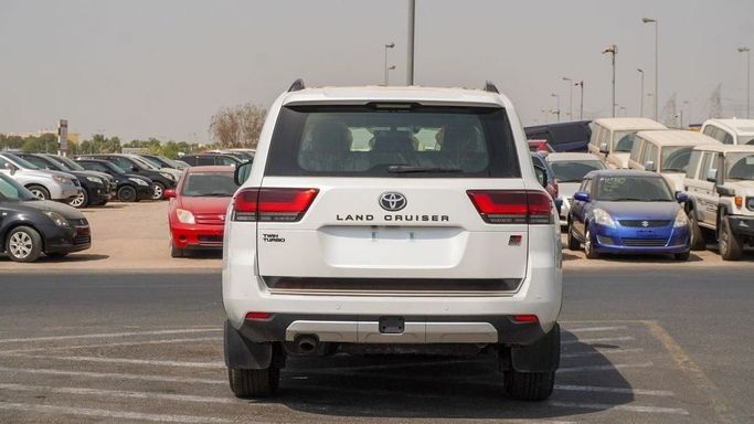 Новый Toyota Land Cruiser 300 Series, 4.0 л, 2024 в Дубае от Najem Motors Белый цвет. GCC | AUTO.AE