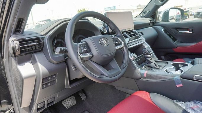 Новый Toyota Land Cruiser 300 Series, 3.4 л, 2025 в Дубае от Najem Motors Черный цвет. GCC | AUTO.AE