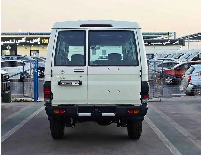 Новый Toyota Land Cruiser 70 Series Рестайлинг 2, 4.0 л, 2025 в Дубае от SK Motors Белый цвет. GCC | AUTO.AE