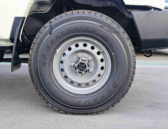 Новый Toyota Land Cruiser 70 Series Рестайлинг 2, 4.0 л, 2025 в Дубае от SK Motors Белый цвет. GCC | AUTO.AE