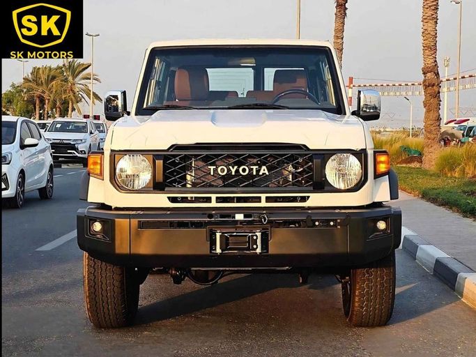 Новый Toyota Land Cruiser 70 Series Рестайлинг 2, 4.0 л, 2024 в Дубае от SK Motors Белый цвет. GCC | AUTO.AE