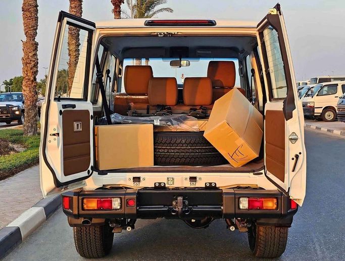 Новый Toyota Land Cruiser 70 Series Рестайлинг 2, 4.0 л, 2024 в Дубае от SK Motors Белый цвет. GCC | AUTO.AE