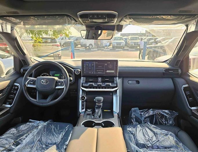 Новый Toyota Land Cruiser 300 Series, 3.4 л, 2024 в Дубае от SK Motors Белый цвет. GCC | AUTO.AE