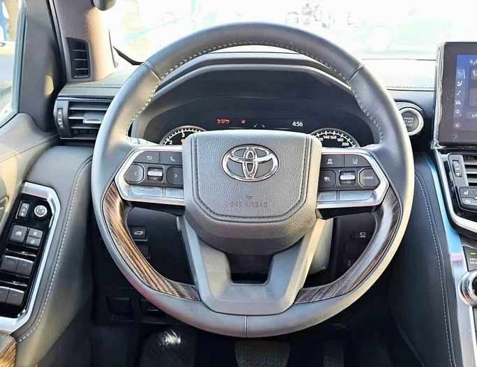 Новый Toyota Land Cruiser 300 Series, 3.3 л, 2022 в Дубае от SK Motors Белый цвет. GCC | AUTO.AE